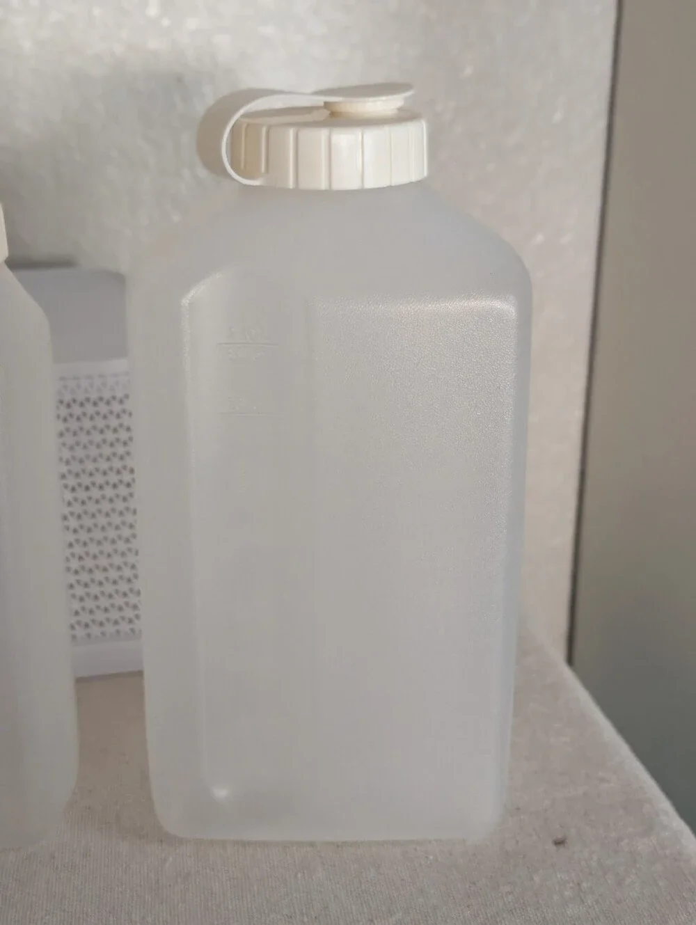 Rubbermaid 4 pc bundle pitcher bottles beige lids 1 QT 2 QT 2.75 QT plastic